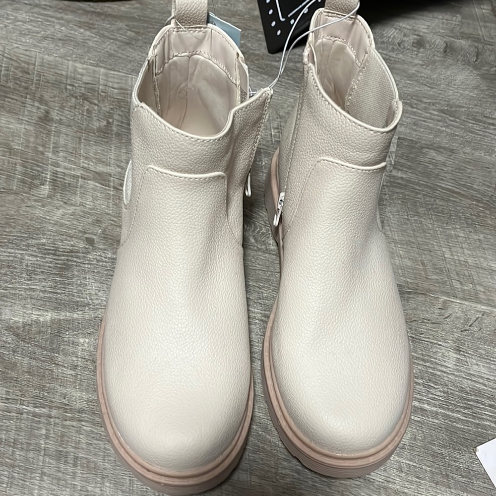New with tags Cat and Jack boots